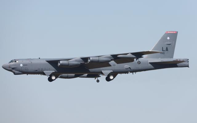 미군 전략폭격기 B-52 스트래토포트리스가 17일 오전 청주공항에 착륙하고 있다 