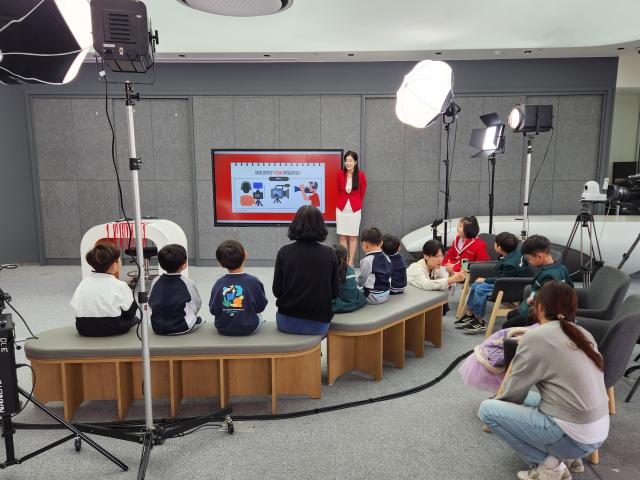 LG헬로비전의 원주 오픈 스튜디오스토어에서 어린 학생들이 직업 체험을 실시하고 있다 사진최연두 기자