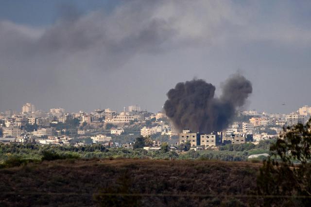 10월 17일현지시간 가자지구 북부에서 이스라엘 공습으로 인한 검은 연기가 솟아오르고 있다 사진EPA 연합뉴스