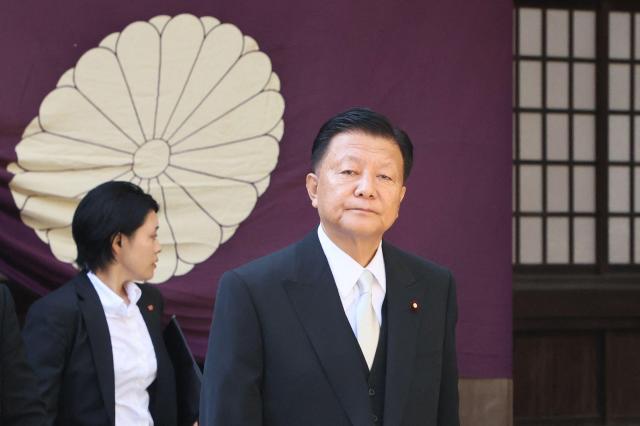 지난 10월 17일 신도 요시타카 일본 경제재생담당상가운데이 추계 예대제例大祭·제사를 맞아 도쿄 야스쿠니 신사를 참배한 후 퇴장하고 있다 기시다 후미오 총리는 내각총리대신 기시다 후미오 명의로 공물을 봉납했다 사진AFP 연합뉴스