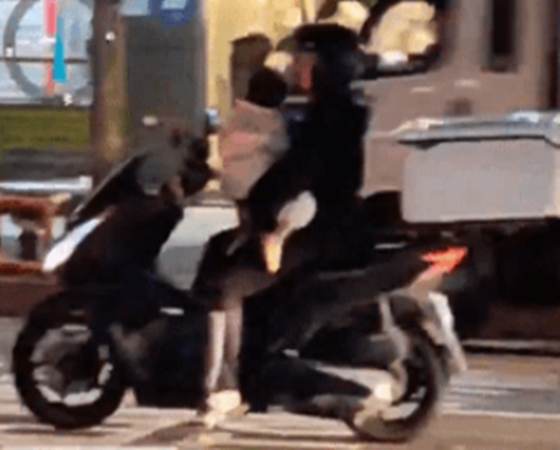 한 손에 아이를 안고 오토바이를 운전하는 모습이 공개됐다 사진연합뉴스
