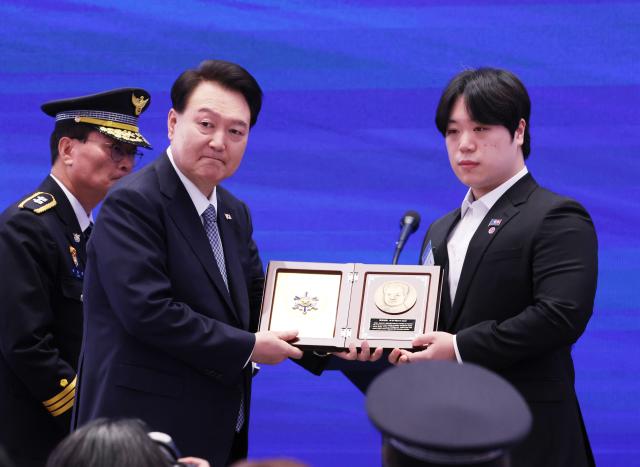 윤석열 대통령 순직 경찰 유가족에 경찰 영웅패 수여 
    서울연합뉴스 진성철 기자  윤석열 대통령이 18일 청와대 영빈관에서 열린 제78주년 경찰의날 기념식에서 순직한 고 이강석 경정의 유가족에게 경찰 영웅패를 수여하고 있다 20231018
    zjinynacokr2023-10-18 105733
저작권자 ⓒ 1980-2023 ㈜연합뉴스 무단 전재 재배포 금지저작권자 ⓒ 1980-2023 ㈜연합뉴스 무단 전재 재배포 금지