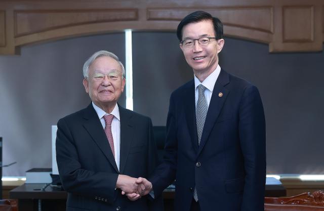 방문규 산업통상자원부 장관오른쪽이 18일 한국경영자총협회를 방문해 손경식 회장과 면담했다 사진산업부