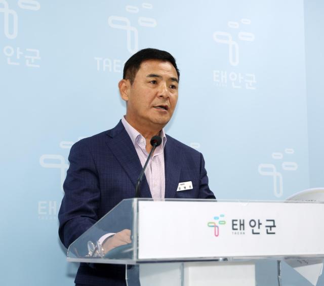 18일 군청 브리핑실에서 정례브리핑 중인 강병진 건설과장사진태안군