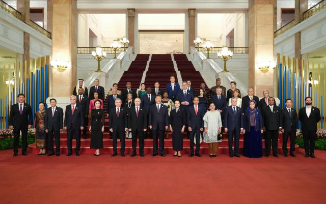 231017 -- BEIJING Oct 17 2023 Xinhua -- Chinese President Xi Jinping and his wife Peng Liyuan pose for a group photo with distinguished guests attending the Third Belt and Road Forum for International Cooperation in Beijing capital of China Oct 17 2023 Xi Jinping and Peng Liyuan on Tuesday hosted a banquet at the Great Hall of the People in Beijing to welcome guests who are in China to attend the Third Belt and Road Forum for International Cooperation XinhuaLi Xueren2023-10-18 111843
저작권자 ⓒ 1980-2023 ㈜연합뉴스 무단 전재 재배포 금지Xinhua News AgencyAll Rights Reserved