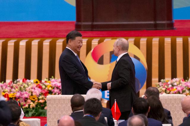 epa10924700 Chinese President Xi Jinping L and Russian President Vladimir Putin shake hands during the opening ceremony of the Third Belt and Road Forum for International Cooperation in Beijing China 18 October 2023  EPAANDRES MARTINEZ CASARES2023-10-18 123425
저작권자 ⓒ 1980-2023 ㈜연합뉴스 무단 전재 재배포 금지undefined