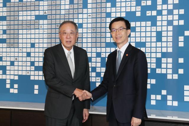 류진 한국경제인협회 회장왼쪽이 18일 여의도 FKI타워에서 방문규 신임 산업통상자원부 장관과 만나 기념촬영을 하고 있다 사진한국경제인협회