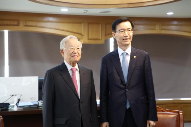 18일 한국경영자총협회를 방문한 방문규 산업통상자원부 장관오른쪽과 손경식 경총 회장이 이야기를 나누고 있다 사진한국경영자총협회