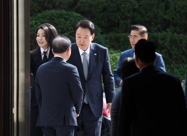 윤재옥 원내대표와 악수하는 윤석열 대통령
    서울연합뉴스 진성철 기자  윤석열 대통령이 18일 청와대 영빈관에서 열린 제78주년 경찰의날 기념식에 입장하며 국민의힘 윤재옥 원내대표와 악수하고 있다 20231018
    kaneynacokr2023-10-18 105026
저작권자 ⓒ 1980-2023 ㈜연합뉴스 무단 전재 재배포 금지저작권자 ⓒ 1980-2023 ㈜연합뉴스 무단 전재 재배포 금지