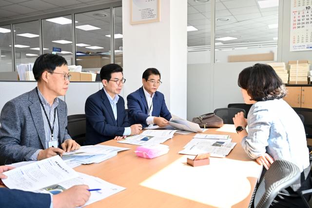 지난 17일 김광열 영덕군수와 주요 간부들이 기획재정부 예산 심의 공무원을 만나 영덕군의 주요 사업을 설명하고 있다 사진영덕군