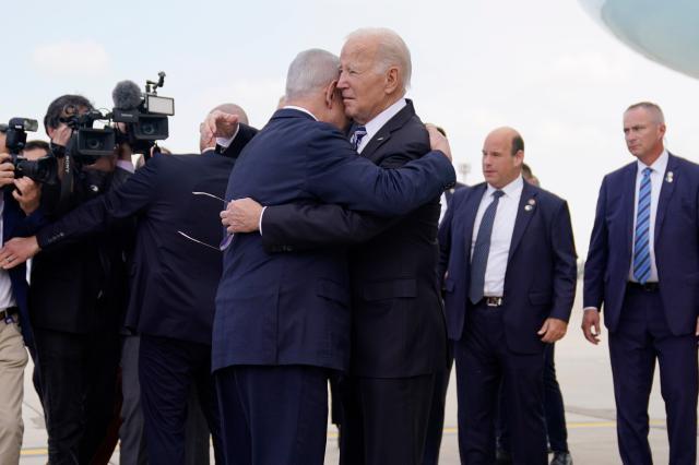 President Joe Biden is greeted by Israeli Prime Minister Benjamin Netanyahu after arriving at Ben Gurion International Airport Wednesday Oct 18 2023 in Tel Aviv AP PhotoEvan Vucci2023-10-18 170756
저작권자 ⓒ 1980-2023 ㈜연합뉴스 무단 전재 재배포 금지Copyright 2023 The Associated Press All rights reserved