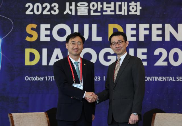 신범철 국방부차관이 18일 서울 그랜드 인터컨티넨탈 호텔에서 2023년 서울안보대화 참석차 방한한 세리자와 키요시 일본 방위심의관을 만나 한일 국방차관회담을 개최하고 악수를 하며 기념촬영을 하고 있다 사진국방부