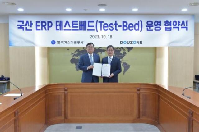 이강수 더존비즈온 ERP 사업부문 대표왼쪽와 조용돈 한국가스기술공사 사장이 K-ERP 테스트베드 업무협약을 체결하고 기념촬영하고 있다 사진 더존비즈온