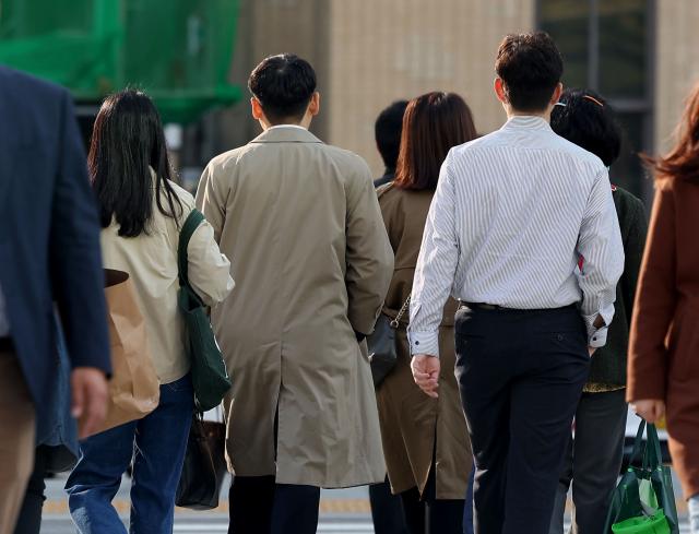 큰 일교차 쌀쌀한 아침 날씨
    서울연합뉴스 류영석 기자  큰 일교차로 중부지방이 쌀쌀한 아침 날씨를 보이는 18일 오전 서울 광화문광장에서 시민들이 외투를 입은 채 걸어가고 있다 20231018
    ondolynacokr2023-10-18 092901
저작권자 ⓒ 1980-2023 ㈜연합뉴스 무단 전재 재배포 금지저작권자 ⓒ 1980-2023 ㈜연합뉴스 무단 전재 재배포 금지