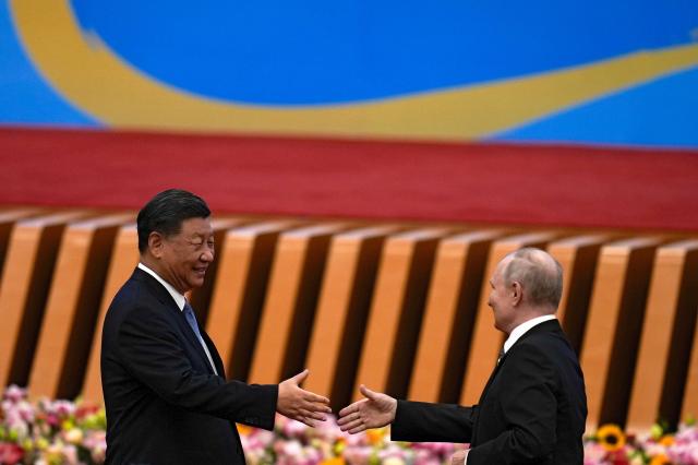 중국 베이징 인민대회당에서 회동하고 있는 시진핑 중국 국가주석왼쪽과 블라디미르 푸틴 러시아 대통령사진AP연합뉴스