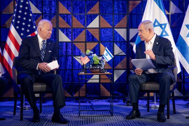 US President Joe Biden left meets with Israeli Prime Minister Benjamin Netanyahu right to discuss the the war between Israel and Hamas in Tel Aviv Israel Wednesday Oct 18 2023 Miriam AlsterPool Photo via AP POOL PHOTO MANDATORY CREDIT2023-10-19 023053
저작권자 ⓒ 1980-2023 ㈜연합뉴스 무단 전재 재배포 금지Copyright 2023 The Associated Press All rights reserved