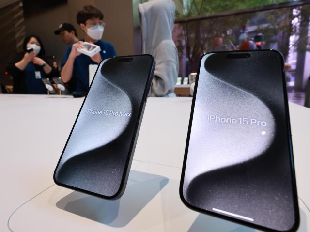 애플 아이폰15 시리즈 및 애플 워치 국내 공식 출시일인 지난 13일 서울 중구 명동 애플스토어에서 고객들이 아이폰15 프로PRO와 프로 맥스PRO MAX 제품을 살펴보고 있다 사진연합뉴스