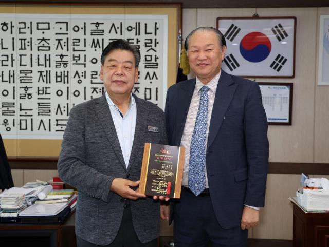 가세로 태안군수 대한민국 칭찬 대상 수상 모습사진태안군