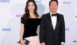 최태원, 동거인 김희영과 첫 공식 석상...MZ 유행템 'AI 커플샷' 인증까지