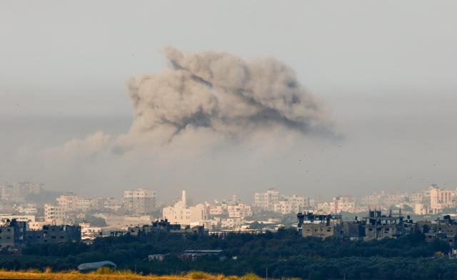 10월 18일현지시간 이스라엘 폭격을 받은 가자지구에서 검은 연기가 피어오르고 있다 사진EPA연합뉴스
