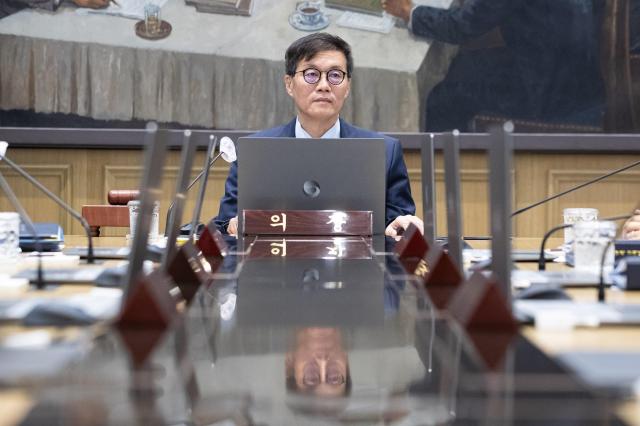 이창용 한국은행 총재가 19일 서울 중구 한국은행에서 열린 금융통화위원회를 주재하고 있다 사진사진공동취재단