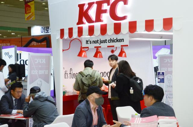 지난 5일 서울 코엑스에서 개최된 제55회 IFS 프랜차이즈창업박람회에서 참관객들이 KFC 부스에서 창업상담을 받고 있다 사진한국프랜차이즈산업협회