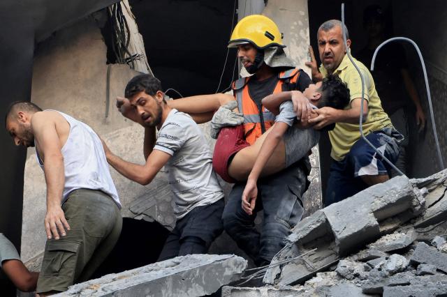 10월 19일현지시간 이스라엘 공습으로 파손된 가자지구 칸 유니스 건물에서 시민방위대원과 주민들이 생존자를 구조하고 있다 사진AFP 연합뉴스