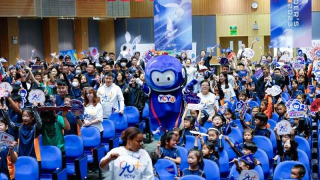 창립 기념일을 맞이하여 옌타이 요화 공동체가 강당에서 축제에 참여하고 있다 사진중국 옌타이요화국제학교