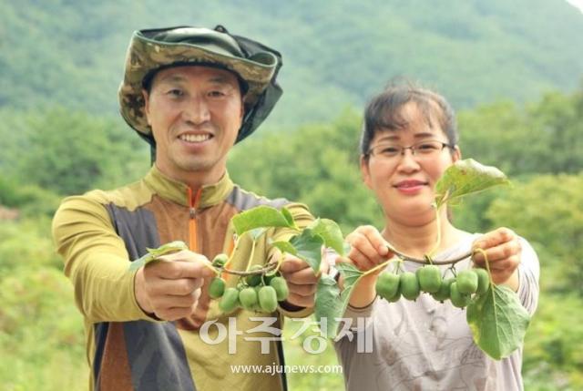 제4회 강원도 임업인 대상우수상 수상에 이미순 씨오른쪽가 선정되었다사진영월군