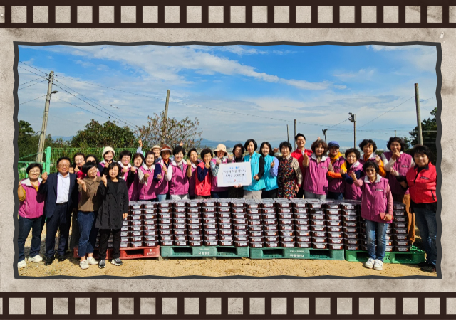 국민건강보험공단 부산북부지사는 19일 부산 강서구 녹산동 가동마을에서 저소득 취약계층의 겨울 대비 온정 나눔을 위한 ‘사랑의 된장 나누기’ 행사에 참여했다 사진건보공단 부산북부지사