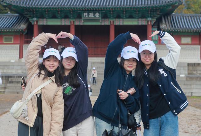 21일 서울에서 열린 청와대·서울 5대 궁궐 트레킹에 참가한 국내 거주 중국 유학생들이 출발에 앞서 사진을 찍고 있다남궁진웅 기자 timeidajunewscom