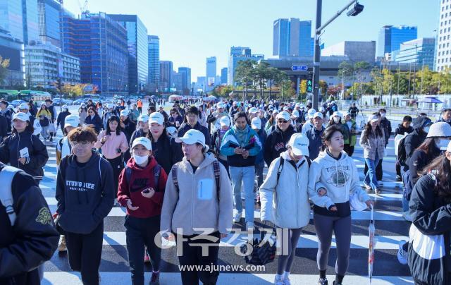 21일 청와대와 서울 5대 고궁을 잇는 행사인 청와대·서울 5대 궁궐 트레킹’이 열린 가운데 참가자들이 광화문광장을 거닐고 있다 이날 행사에는 약 3000여 명의 시민들이 참여했다남궁진웅 기자 timeidajunewscom