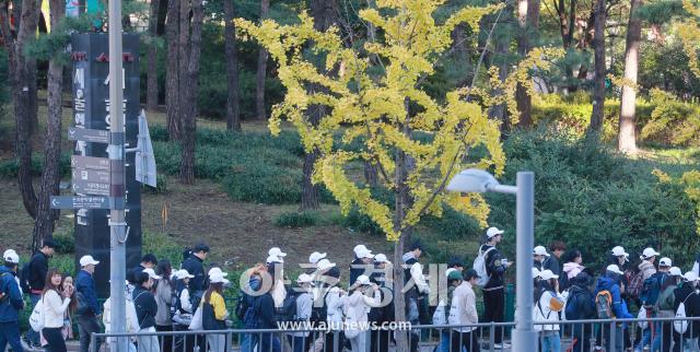 21일 서울 경희궁에서 청와대·서울 5대 궁궐 트레킹이 출발하고 있다남궁진웅 기자 timeidajunewscom