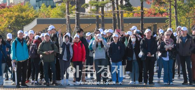21일 서울에서 열린 청와대·서울 5대 궁궐 트레킹 참가자들이 하얀 모자를 쓰고 교차로 신호를 기다리고 있다남궁진웅 기자 timeidajunewscom