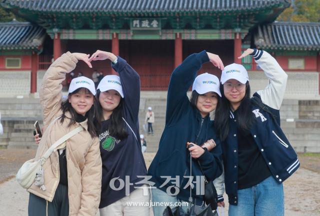 21일 서울에서 열린 청와대·서울 5대 궁궐 트레킹에 참가한 국내 거주 중국 유학생들이 출발에 앞서 사진을 찍고 있다남궁진웅 기자 timeidajunewscom