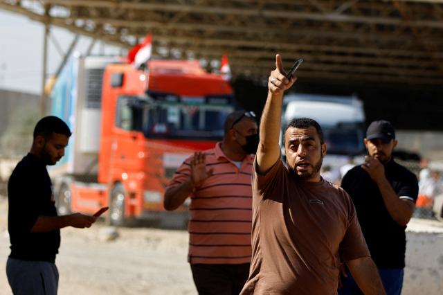 21일한국시간 구호 물품을 실은 트럭들이 열린 라파 국경 검문소를 통해 가자지구로 들어가고 있다 사진로이터·연합뉴스