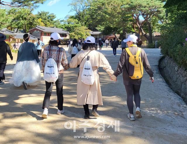 박실가운데와 친구들이 창덕궁을 걷고 있다 사진박상현 기자 