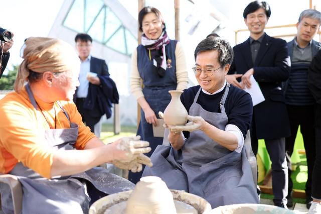 경기아트센터에서 열린 2023 기회소득 예술인 페스티벌에서 김동연 경기도지사가 예술인 체험부스에서 도자물레체험을 하고 있다 사진경기도