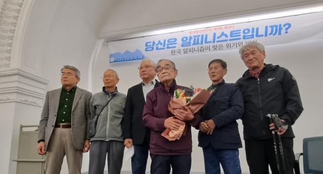 김영도 전 의원오른쪽 3번째이 지난해 10월 25일 마지막 강의를 마친 뒤 꽃다발을 받고 있다 사진연합뉴스
