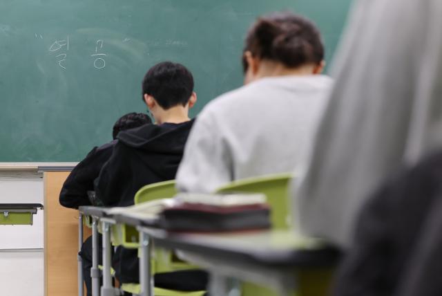 2024학년도 대학수학능력시험을 30일 앞둔 17일 서울 시내 한 고등학교에서 고3 학생들이 자율 학습하고 있다 사진연합뉴스