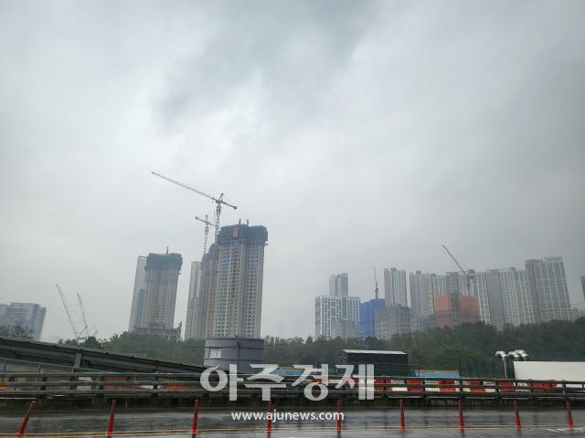 동탄역 인근에 새로 건설 중인 아파트 단지 사진신동근 기자