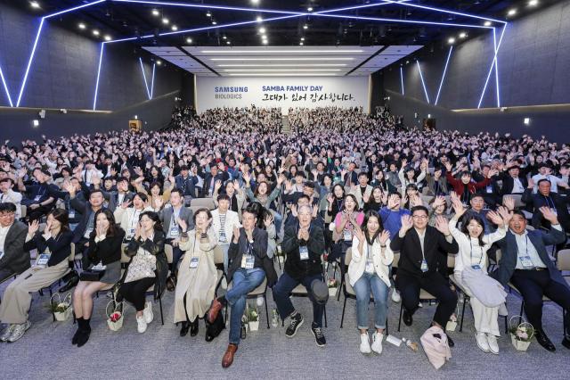 21일 인천 송도 삼성바이오로직스 본사 내 바이오플라자 대강당에서 임직원 가족 1100여명이 단체 사진을 찍고 있다 사진삼성바이오로직스