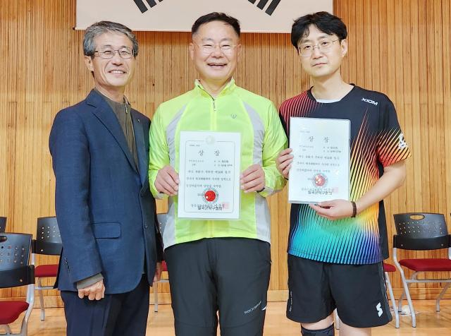 칠곡군수기 탁구대회에 출전해 상 받은 김재욱 칠곡군수가운데와 칠곡군청 강구섭 주무관사진칠곡군