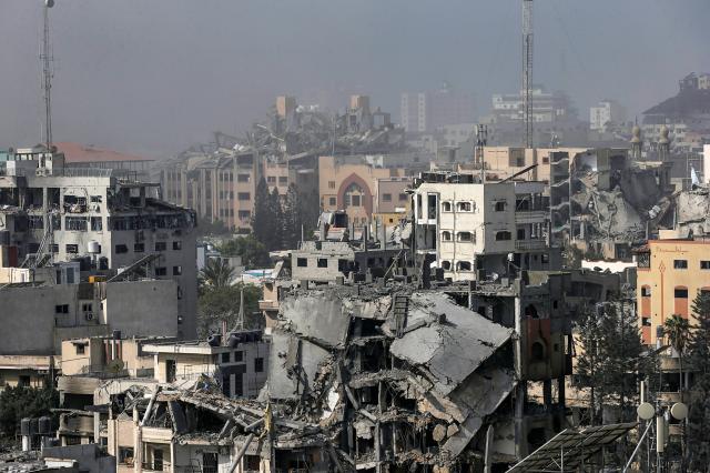 epa10932282 Destroyed buildings in Al Remal neighbourhood after Israeli airstrikes on Gaza City, 22 October 2023. More than 4,000 Palestinians and 1,400 Israelis have been killed, according to the Israel Defense Forces (IDF) and the Palestinian health authority, since Hamas militants launched an attack against Israel from the Gaza Strip on 07 October. After 20 aid trucks were allowed into the Gaza strip on 21 October through the Rafah border crossing with Egypt, various UN agencies expressed the hope that some more aid could be allowed into Gaza on 22 October.  EPA/MOHAMMED SABER/2023-10-22 17:48:11/
<저작권자 ⓒ 1980-2023 ㈜연합뉴스. 무단 전재 재배포 금지.>[undefined]