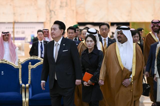 사우디아라비아를 국빈 방문하는 윤석열 대통령과 김건희 여사가 21일현지시간 리야드 킹 칼리드 국제공항에 도착해 모하마드 빈 압둘라만 빈 압둘아지즈 부주지사와 환담을 위해 공항 내 접견실로 이동하고 있다 사진연합뉴스