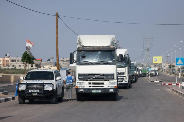 지난 22일 인도적 지원을 위한 차량이 라파 검문소를 통해 가자지구로 진입하는 모습 사진AFP