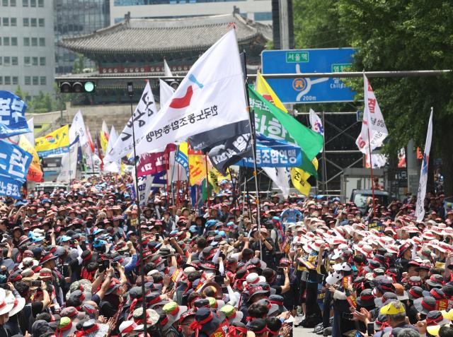 6월 27일 오후 서울 중구 남대문 인근에서 한국노총이 연 노조간부 결의대회에서 기수단이 입장하고 있다 사진연합뉴스