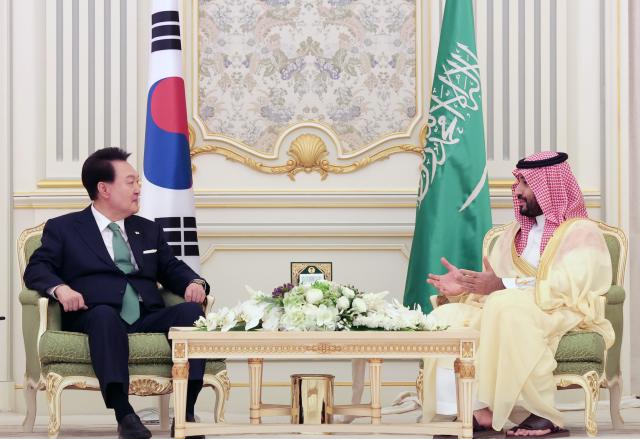 Tổng thống Yoon Seok-yeol đã có cuộc hội đàm với Thái tử Ả Rập Xê Út Mohammed bin Salman tại Cung điện Yamama ở Riyadh vào ngày 22 theo giờ địa phương ẢnhYonhap News