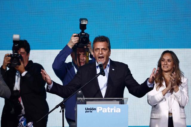아르헨티나 대선 본선에서 1위에 오른 세르히오 마사 여당 후보가 22일현지시간 부에노스아이레스에서 지지자에게 결선 승리를 다짐하는 연설을 하고 있다