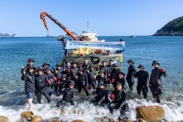 광양제철소 클린오션봉사단이 여수해경과 함께 해양환경 보존을 위한 합동 수중봉사 활동을 거문도에서 실시했다 사진광양제철소